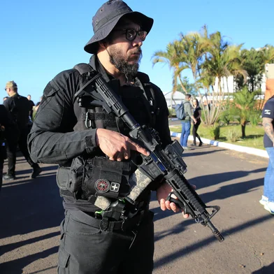 PORTO ALEGRE, RS, BRASIL, 12-09-2025: Líder de facção criminosa chega ao RS, após ser preso na Bolívia. Juliano Biron da Silva estava foragido desde 2024. Ele foi condenado pela morte de um fotógrafo em Canoas, além de tráfico de drogas, lavagem de dinheiro e roubo a uma agência bancária. Foto: Ronaldo Bernardi/Agência RBS<!-- NICAID(16123186) -->