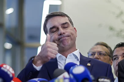 Senator Flavio Bolsonaro, pre-candidate for president and son of former president Jair Bolsonaro, gives the thumb up as he speaks about his relationship with Daniel Vorcaro, who financed the film "Dark Horse", on his father's life, at the Liberal Party headquarters in Brasilia on May 19, 2026. (Photo by Sergio Lima / AFP)Editoria: POLLocal: BrasíliaIndexador: SERGIO LIMASecao: politics (general)Fonte: AFPFotógrafo: STR<!-- NICAID(16288424) -->