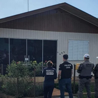 IGP realiza perícia em casa onde família foi encontrada morta, no município de Cruzaltense, no Norte do RS. Segundo polícia, homem matou esposa e filha e depois se suicidou<!-- NICAID(15068578) -->