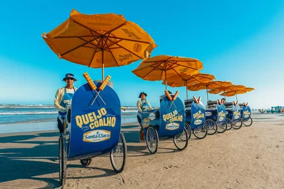 Carrinhos de queijo coalho da Santa Clara no litoral do RS. <!-- NICAID(16203887) -->