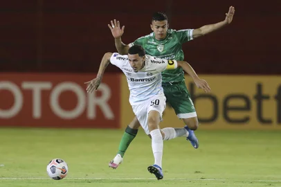 Brazil's Gremio Victor Bobsin (front) and Colombia's Equidad William Duarte vie for the ball during the Copa Sudamericana football tournament group stage match at the Bellavista stadium in Ambato, Ecuador, on May 27, 2021. (Photo by Dolores Ochoa / POOL / AFP)Editoria: SPOLocal: AmbatoIndexador: DOLORES OCHOASecao: soccerFonte: POOLFotógrafo: STR<!-- NICAID(14794800) -->