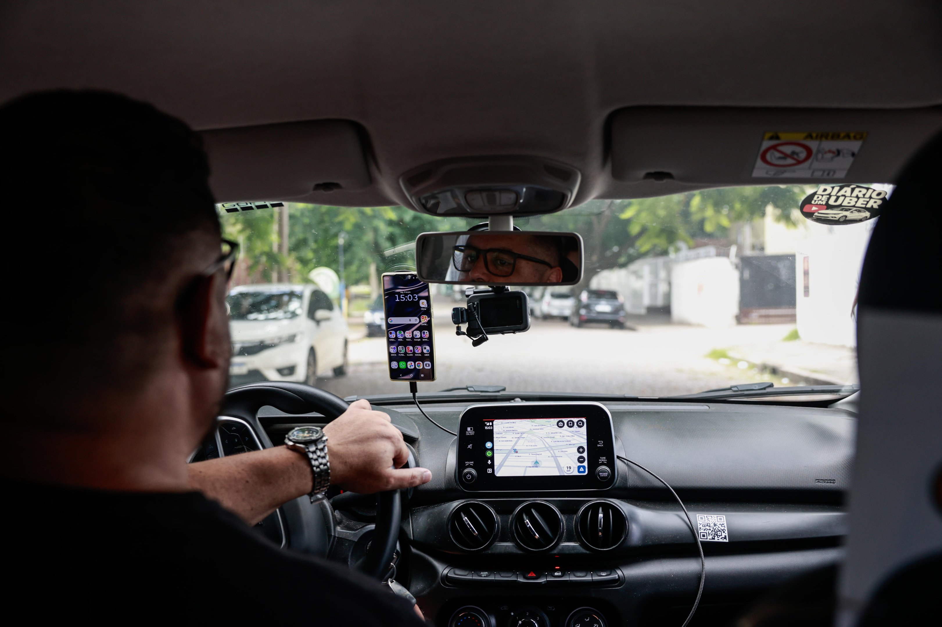Conhe&ccedil;a a hist&oacute;ria de motorista e motociclista de Porto Alegre que viralizam nas redes sociais gravando a rotina no tr&acirc;nsito