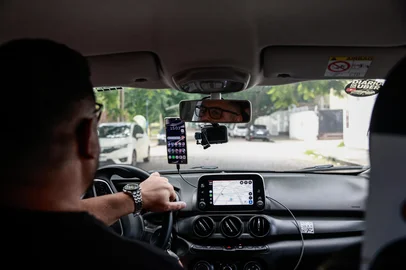 André Ávila / Agencia RBS PORTO ALEGRE, RS, BRASIL, 19-01-2026: Fotos para reportagem que trará histórias de motoristas de aplicativo que fazem vlogs enquanto estão na rua. É o caso do Daniel Costa, que criou o canal Diário de Um Uber, onde compartilha a rotina de motorista de aplicativo. Hoje, são cerca de 12,5 mil inscritos no YouTube e 12 mil seguidores no Instagram. Na foto: Daniel Costa (Foto: André Ávila/ Agência RBS)Indexador: Andre Avila<!-- NICAID(16206770) -->