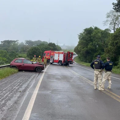 Um homem morreu em um acidente entre um carro e um caminhão na manhã desta segunda-feira (27) em Mato Castelhano, no norte. A colisão frontal aconteceu por volta das 7h no km 275 da rodovia.<!-- NICAID(16154508) -->
