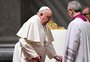 Internado por bronquite, papa Francisco vê febre diminuir e tem "noite tranquila"