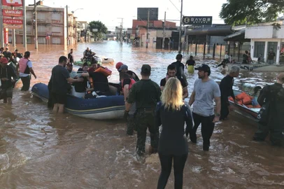 Resgate de idosa que ficou ilhada no bairro Humaitá, em Porto Alegre