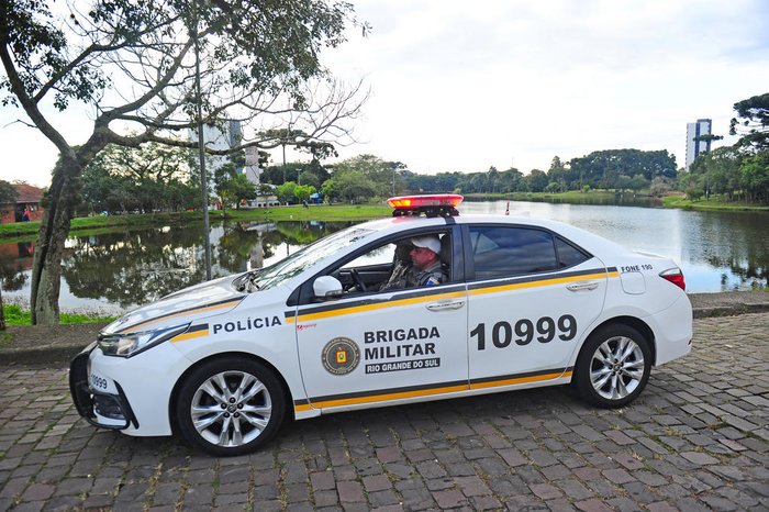 Policiais patrulham a área do bairro Desvio Rizzo