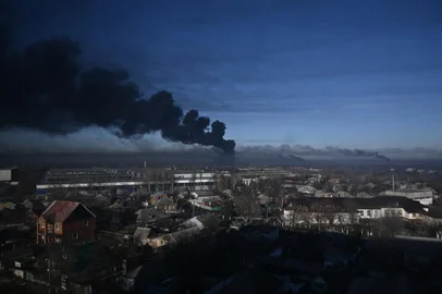 Black smoke rises from a military airport in Chuguyev near Kharkiv  on February 24, 2022. - Russian President Vladimir Putin announced a military operation in Ukraine today with explosions heard soon after across the country and its foreign minister warning a "full-scale invasion" was underway. (Photo by Aris Messinis / AFP)Editoria: WARLocal: KharkivIndexador: ARIS MESSINISSecao: armed conflictFonte: AFPFotógrafo: STF<!-- NICAID(15025270) -->