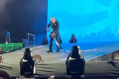 O pai da cantora Billie Eilish roubou a cena na noite desta sexta-feira (24) ao ser visto limpando o palco antes da apresentação da filha no Lollapalooza, em São Paulo.<!-- NICAID(15385648) -->