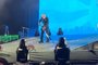 O pai da cantora Billie Eilish roubou a cena na noite desta sexta-feira (24) ao ser visto limpando o palco antes da apresentação da filha no Lollapalooza, em São Paulo.<!-- NICAID(15385648) -->