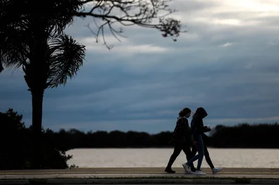 PORTO ALEGRE, RS, BRASIL - 2024.08.07: Tempo: Frio na capital. (Foto: Renan  Mattos/ Agência RBS)<!-- NICAID(15837379) -->