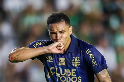 RS - FUTEBOL/CAMPEONATO GAUCHO 2026 /GREMIO X JUVENTUDE  - ESPORTES - Lance da partida entre Gremio e Juventude disputada na noite deste domingo no EstÃ¡dio Alfredo Jaconi, em Caxias do Sul, valida pela semifinal do Campeonato Gaucho 2026. FOTO: LUCAS UEBEL/GREMIO FBPA<!-- NICAID(16233801) -->