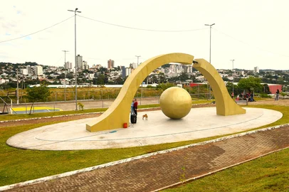Alison Berlet de Almeida / Arquivo pessoal Monumento em Sarandi homenageia Artur Berlet, que diz ter sido abduzido por extraterrestres do planeta Akart em 1958.<!-- NICAID(16286601) -->