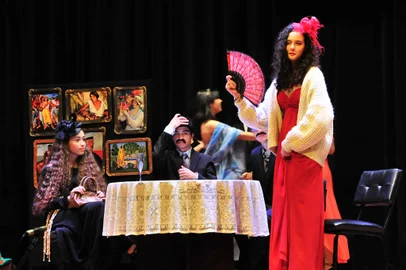 O palco do UCS Teatro, em Caxias do Sul, se prepara para receber mais uma edição do maior festival estudantil do estado. O CETEC Festival 2023, que acontece de 10 a 14 de julho, colocará em cena o resultado da produção dos estudantes, que se dedicaram ao tema "Frutos da Revolução: a arte me transforma e eu transformo o mundo".Neste ano, os estudantes do ensino médio do CETEC UCS - Escola de Ensino Médio e Técnico da Universidade de Caxias do Sul apresentarão 19 peças de teatro, além de dezenas de esquetes teatrais, musicais e literárias.<!-- NICAID(15467652) -->
