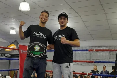 Lutador de muay thai, Emerson Martins vence sua primeira luta profissional<!-- NICAID(15482104) -->