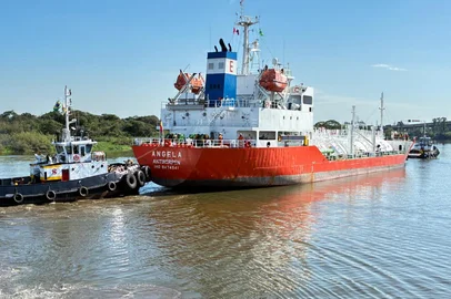 RS recebe primeira carga de gás de cozinha renovável no Brasil. Navio chegou nesta quinta-feira (2) ao  Tergasul, em Canoas.<!-- NICAID(16257806) -->