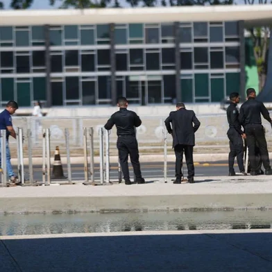 Exército retira barricadas dos Palácios da Alvorada e do Jaburu por ordem de Lula<!-- NICAID(15426899) -->