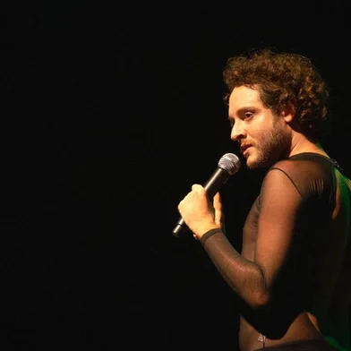 Dig Verardi em Uma Comédia Irreveréntchy<!-- NICAID(15500321) -->