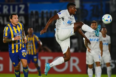 Gremio's defender #21 Jemerson controls the ball in front of Sportivo Luqueno's forward #29 Federico Santander during the Copa Sudamericana group stage football match between Paraguay's Sportivo Luqueno and Brazil's Gremio at the UENO Defensores del Chaco stadium in Asuncion on April 2, 2025. (Photo by DANIEL DUARTE / AFP)Editoria: SPOLocal: AsuncionIndexador: DANIEL DUARTESecao: soccerFonte: AFPFotógrafo: STR<!-- NICAID(16009028) -->