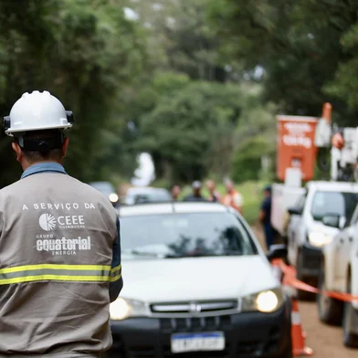 Bagé, RS, Brasil - Fios de alta tensão se rompem exatamente no mesmo local onde Murilo morreu eletrecutado. Funcionários da CEEE Equatorial isolaram a área. Foto: Jefferson Botega / Agencia RBS<!-- NICAID(15730496) -->