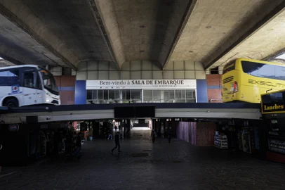 Porto Alegre, RS, Brasil, 05-09-2024: Dois meses após a retomada da operação 24 horas, a estação rodoviária de Porto Alegre ainda tem lojas fechadas e barracas para venda de passagens interestaduais. Parte dos estabelecimentos comerciais em funcionamento no local estava sem energia elétrica hoje, restabelecida em parte para algumas lojas no fim da manhã. Foto: Mateus Bruxel / Agência RBSIndexador: MATEUS BRUXEL<!-- NICAID(15858923) -->