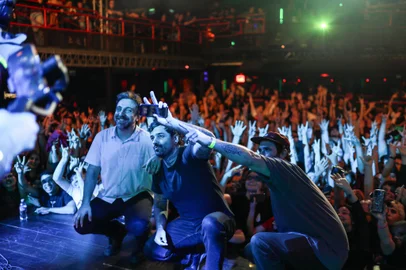 PORTO ALEGRE, RS, BRASIL - 2024.09.24 - O que acontece em uma listening party? (Foto: Renan Mattos/ Agência RBS)<!-- NICAID(15875425) -->