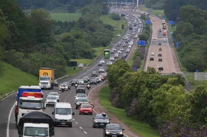 GLORINHA, RS, BRASIL, 26-12-2025: Trânsito. Movimento acentuado na Freeway, em Glorinha no sentido litoral. Foto: Ronaldo Bernardi/Agência RBS<!-- NICAID(16193968) -->