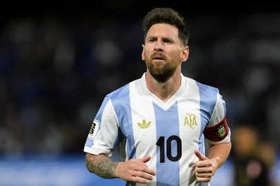(FILES) Argentina's forward #10 Lionel Messi gestures during the 2026 FIFA World Cup South American qualifiers football match between Argentina and Peru at the La Bombonera stadium in Buenos Aires on November 19, 2024. Argentina's forward Lionel Messi was ruled out for Argentinas World Cup Qualifiers against Brazil and Uruguay on March 17, 2025, according to the list of called-up players posted on the AFA (Argentina Football Association) official X account. (Photo by JUAN MABROMATA / AFP)Editoria: SPOLocal: Buenos AiresIndexador: JUAN MABROMATASecao: soccerFonte: AFPFotógrafo: STF<!-- NICAID(16004061) -->
