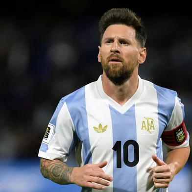 (FILES) Argentina's forward #10 Lionel Messi gestures during the 2026 FIFA World Cup South American qualifiers football match between Argentina and Peru at the La Bombonera stadium in Buenos Aires on November 19, 2024. Argentina's forward Lionel Messi was ruled out for Argentinas World Cup Qualifiers against Brazil and Uruguay on March 17, 2025, according to the list of called-up players posted on the AFA (Argentina Football Association) official X account. (Photo by JUAN MABROMATA / AFP)Editoria: SPOLocal: Buenos AiresIndexador: JUAN MABROMATASecao: soccerFonte: AFPFotógrafo: STF<!-- NICAID(16004061) -->