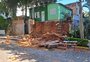 Muro de residência desmorona no bairro Menino Deus, em Porto Alegre