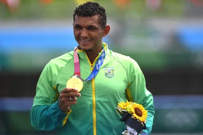 Silver medallist China's Liu Hao (R) shakes hands with gold medallist Brazil's Isaquias Queiroz dos Santos after the men's canoe single 1000m final during the Tokyo 2020 Olympic Games at Sea Forest Waterway in Tokyo on August 7, 2021. (Photo by Luis ACOSTA / AFP)<!-- NICAID(14856975) -->