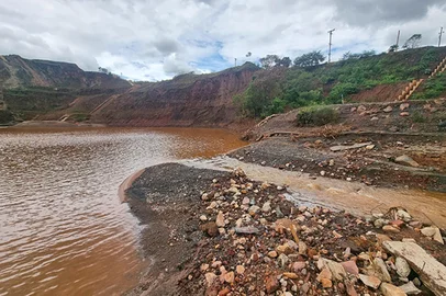 A Justiça de Minas Gerais determinou na sexta-feira (6), a paralisação imediata de todas as operações minerárias da Vale devido aos vazamentos em estruturas da mina no Complexo Fábrica em Ouro Preto, no dia 25 de janeiro, até que seja tecnicamente comprovada a estabilidade e segurança de todas as estruturas.<!-- NICAID(16221427) -->