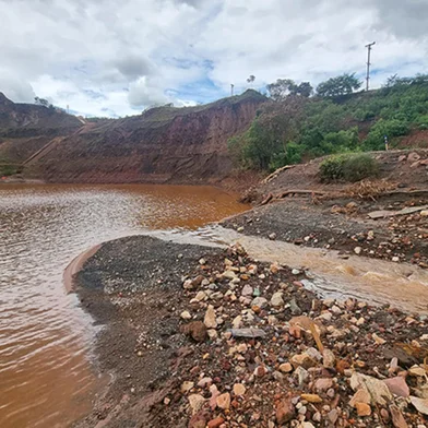 A Justiça de Minas Gerais determinou na sexta-feira (6), a paralisação imediata de todas as operações minerárias da Vale devido aos vazamentos em estruturas da mina no Complexo Fábrica em Ouro Preto, no dia 25 de janeiro, até que seja tecnicamente comprovada a estabilidade e segurança de todas as estruturas.<!-- NICAID(16221427) -->