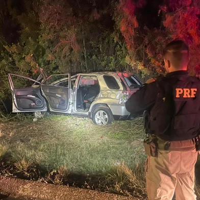 Uma mulher de 37 anos morreu em um acidente de trânsito na madrugada deste domingo (31). A ocorrência foi no km 199 da BR-392, em Santana da Boa Vista, no sul do Estado.<!-- NICAID(16297389) -->