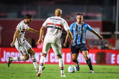 Gremio x Sao PauloRS - FUTEBOL/CAMPEONATO BRASILEIRO 2025/GREMIO X SAO PAULO - ESPORTES - Lance da partida entre Gremio e Sao Paulo disputada na noite desta quarta-feira, no Estadio do Morumbi, em Sao Paulo partida valida pela Campeonato Brasileiro 2026. FOTO: LUCAS UEBEL/GREMIO FBPAIndexador: Lucas UebelFonte: Gremio.netFotógrafo: Gremio x Sao Paulo<!-- NICAID(16223605) -->