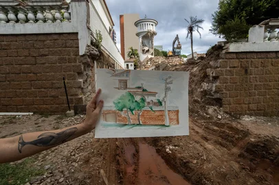 PORTO ALEGRE, RS, BRASIL, 09-04-2026: Projeto retrata casarões de Porto Alegre em desenhos antes de demolições.  O grupo que desenvolve o projeto Desenhe Antes que Destruam, eterniza em tinta e caneta casas condenadas à demolição, como a antiga residência do advogado Lia Pires. Foto: Renan Mattos / Agência RBS<!-- NICAID(16262667) -->