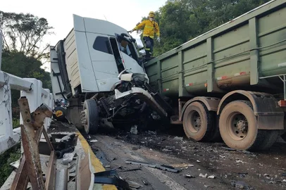 Acidente deixa um morto na RS-446, entre Carlos Barbosa e São Vendelino<!-- NICAID(15472201) -->