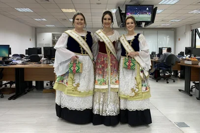 Soberanas da Festa do Agricultor de Fazenda Souza. Juliana Thomé, Gisele Mazzochi (rainha da Festa) e Brenda Dorigatti Pigatto.<!-- NICAID(15142849) -->