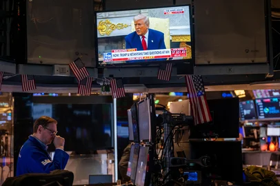 Markets Open Monday Morning After Plummeting Prior Week On Tariff NewsNEW YORK, NEW YORK - APRIL 07: U.S. President Donald Trump is displayed on a television screen as traders work on the floor of the New York Stock Exchange (NYSE) on April 07, 2025 in New York City. Markets around the world fell dramatically again on Monday as global leaders, businesses and economies try to understand and come to terms with President Trump's tariff policy.   Spencer Platt/Getty Images/AFP (Photo by SPENCER PLATT / GETTY IMAGES NORTH AMERICA / Getty Images via AFP)Editoria: FINLocal: New YorkIndexador: SPENCER PLATTSecao: market and exchangeFonte: GETTY IMAGES NORTH AMERICAFotógrafo: CONTRIBUTOR<!-- NICAID(16012050) -->