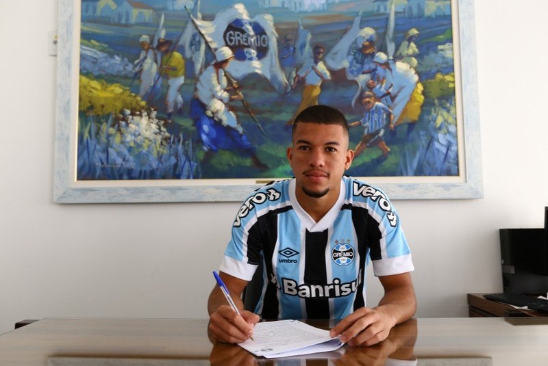 Grêmio acerta renovação de contrato do volante Jhonata Varela e anuncia atacante para a base