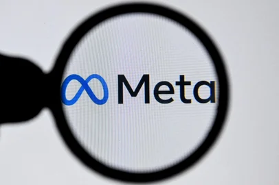 This photograph taken on October 28, 2021 shows the META logo on a laptop screen in Moscow as Facebook chief Mark Zuckerberg announced the parent company's name is being changed to "Meta" to represent a future beyond just its troubled social network. The new handle comes as the social media giant tries to fend off one its worst crises yet and pivot to its ambitions for the "metaverse" virtual reality version of the internet that the tech giant sees as the future. (Photo by Kirill KUDRYAVTSEV / AFP)Editoria: FINLocal: MoscowIndexador: KIRILL KUDRYAVTSEVSecao: mass mediaFonte: AFPFotógrafo: STF<!-- NICAID(15913991) -->