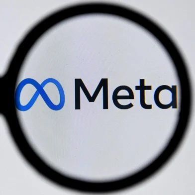 This photograph taken on October 28, 2021 shows the META logo on a laptop screen in Moscow as Facebook chief Mark Zuckerberg announced the parent company's name is being changed to "Meta" to represent a future beyond just its troubled social network. The new handle comes as the social media giant tries to fend off one its worst crises yet and pivot to its ambitions for the "metaverse" virtual reality version of the internet that the tech giant sees as the future. (Photo by Kirill KUDRYAVTSEV / AFP)Editoria: FINLocal: MoscowIndexador: KIRILL KUDRYAVTSEVSecao: mass mediaFonte: AFPFotógrafo: STF<!-- NICAID(15913991) -->