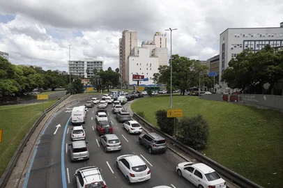 PORTO ALEGRE, RS, BRASIL - 2025.03.12 - A prefeitura fará uma obra que unirá a saída do viaduto da Conceição com a Avenida Osvaldo Aranha, sem necessidade de desvio pela Rua Sarmento Leite. O desvio hoje existente, em frente à Santa Casa e à UFCSPA, deixará de existir. (Foto: André Ávila/ Agência RBS)<!-- NICAID(15993857) -->