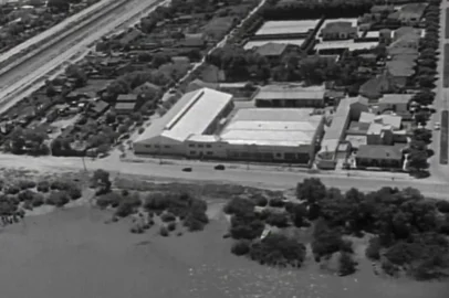 Print de filme da Leopoldis-Som em 1961. Fábrica da Pepsi na Avenida Praia de Belas, em Porto Alegre.<!-- NICAID(15445669) -->