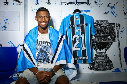 Lucas Uebel / Grêmio,Divulgação Ensaio fotográfico na Arena do Grêmio com o atacante Tetê, novo reforço tricolor.<!-- NICAID(16202866) -->