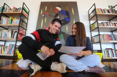 CAXIAS DO SUL, RS, BRASIL, 29/04/2023. Festival do Leitor do Instituto Quindim encerra com oficinas abertas a toda a comunidade em Caxias. Na foto, o casal Matheus Benfica, 20 anos e a namorada Carine Gonçalves Rodrigues, 19. Os dois são estudantes do Centro Universitário da Serra Gaúcha (FSG). Ele cursa Fisioterapia, mas pensou em fazer Jornalismo antes de decidir que carreira seguir. A namorada é estudante de Psicologia e faz estágio no instituto. Nenhum deles tem o hábito de escrever crônicas ou contos. (Bruno Todeschini/Agência RBS)Indexador: BTK<!-- NICAID(15415933) -->