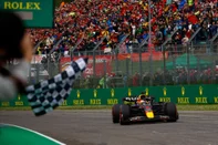 Red Bull Racing's Dutch driver Max Verstappen crosses the line to win the Emilia Romagna Formula One Grand Prix at the Autodromo Internazionale Enzo e Dino Ferrari race track in Imola, Italy, on April 24, 2022. (Photo by GUGLIELMO MANGIAPANE / POOL / AFP)<!-- NICAID(15076548) -->