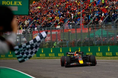 Red Bull Racing's Dutch driver Max Verstappen crosses the line to win the Emilia Romagna Formula One Grand Prix at the Autodromo Internazionale Enzo e Dino Ferrari race track in Imola, Italy, on April 24, 2022. (Photo by GUGLIELMO MANGIAPANE / POOL / AFP)<!-- NICAID(15076548) -->