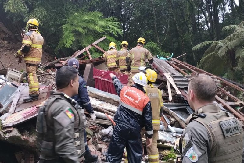 Três pessoas são resgatadas após desmoronamento de casa em Gramado<!-- NICAID(15601430) -->