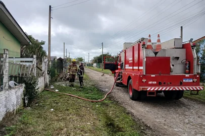 Idosa morre em incêndio em Balneário Pinhal, no Litoral Norte.<!-- NICAID(16098913) -->